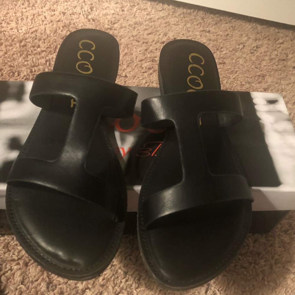Vici Black cutout sandals